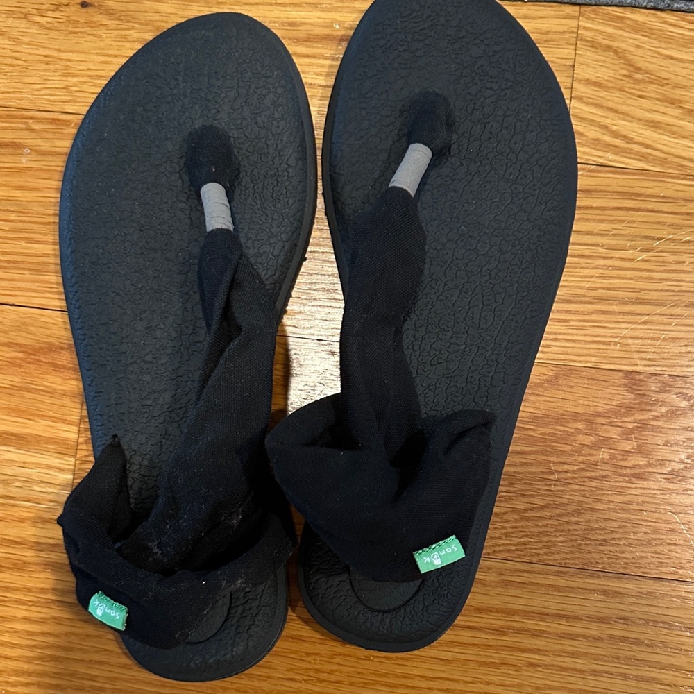 Sanuk Black Fabric Twist Flip Flops